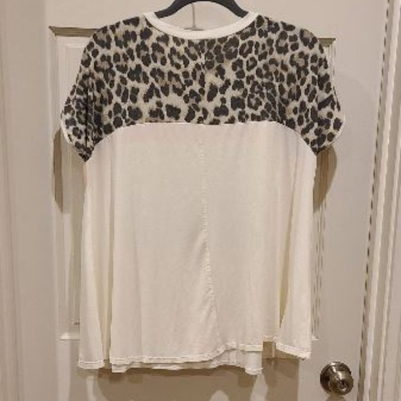 NWOT Sew in Love Flowy Top with Animal Print Size Small - Picture 4 of 4